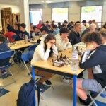 Salle de jeu remplie de participants attablés devant leurs échiquiers lors du 22e Open de Gif.