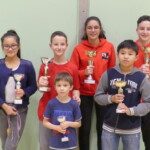Six jeunes joueurs du club posent avec leurs coupes après les championnats jeunes de l'Essonne.