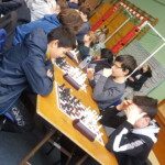 Rangée d'enfants en pleine partie lors du championnat scolaire Écoles et Collèges.
