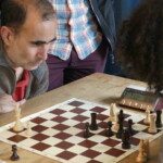Un joueur adulte concentré devant son échiquier lors du 20e Open rapide de Gif-sur-Yvette.