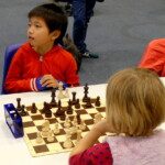 Deux jeunes joueurs face à face pendant une ronde des championnats jeunes de l'Essonne.