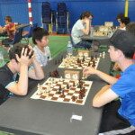 Deux jeunes joueurs face à face dans le gymnase lors de la dernière étape du Grand Prix à Juvisy.