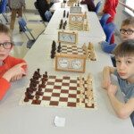 Deux jeunes enfants de part et d'autre de leur échiquier lors du Grand Prix Jeunes de l'Essonne à Gif.