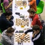 Jeunes joueurs concentrés sur leurs parties au Championnat de France jeunes de Montbéliard.