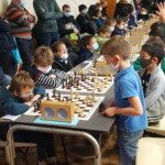 Jeunes joueurs masqués attablés devant leurs échiquiers aux Championnats de l'Essonne 2021.