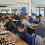 Vue d'ensemble de la salle bondée de joueurs pendant une ronde du 22e Open de Gif-sur-Yvette.