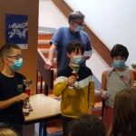 Remise d'une coupe à un jeune joueur masqué lors de l'étape du Grand Prix Jeunes de l'Essonne.