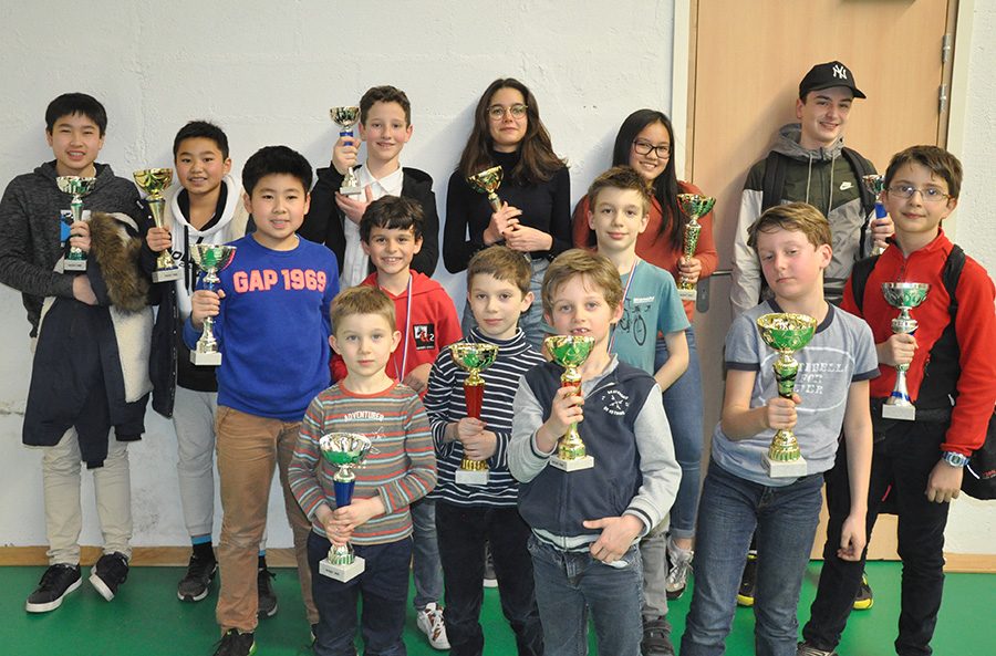 Une quinzaine de jeunes joueurs brandissent leurs coupes après l'étape de Nozay du Grand Prix.