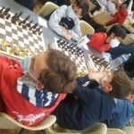 Vue plongeante sur des joueurs masqués concentrés sur leurs parties aux championnats de l'Essonne.