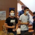 Deux jeunes joueurs masqués posent avec leur coupe après l'étape du Grand Prix Jeunes 2021.