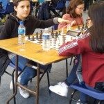 Deux jeunes joueurs face à face autour d'un échiquier lors du Championnat Écoles et Collèges.