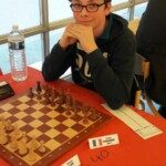 Thomas Jeune joueur à lunettes attendant le début de sa partie à l'Open de la Toussaint à Caen.