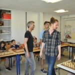 Adultes et jeunes réunis dans la salle du club, tables d'échecs installées, en fin de saison.