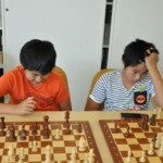 Deux jeunes joueurs face à leur échiquier lors du tournoi de fin de saison du club.