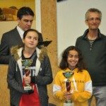 Deux jeunes joueuses avec leur coupe entourées des organisateurs aux Championnats d'Essonne Jeunes.