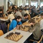 Vue de la salle de jeu remplie de joueurs concentrés lors du 22e Open rapide de Gif-sur-Yvette.