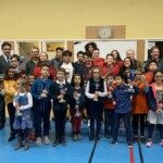 Groupe des participants et encadrants réunis dans le gymnase pour les championnats d'Essonne jeunes.