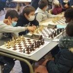 Jeunes joueurs masqués alignés devant leurs échiquiers lors des championnats de l'Essonne 2021.