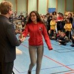 Une jeune joueuse s'avance pour recevoir sa récompense lors des championnats d'Essonne jeunes à Gif.