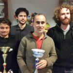 Quatre joueurs adultes posent avec un trophée à l'issue du 20e Open rapide de Gif-sur-Yvette.