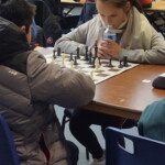 Deux enfants disputent leur partie lors du championnat scolaire Écoles et Collèges.