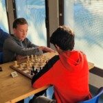 Deux joueurs face à face devant leur échiquier lors du 22e Open de Gif-sur-Yvette.