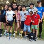 Groupe de jeunes du club posant dehors avec leurs coupes après la dernière étape à Juvisy.
