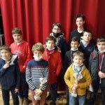 Groupe de jeunes joueurs du club posant avec leurs récompenses après les Championnats d'Essonne.