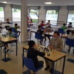 Salle lumineuse où les jeunes disputent leurs parties lors du Grand Prix Jeunes de l'Essonne 2021.