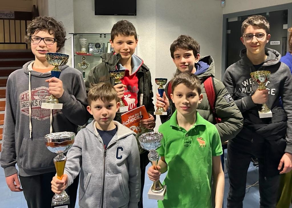 Six jeunes joueurs brandissent leurs coupes après l'étape de Gif du Grand Prix Jeunes Essonne 2023.
