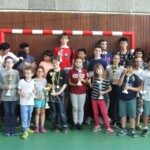 Les jeunes lauréats posent avec leurs coupes dans un gymnase, finale du Grand Prix des jeunes de l'Essonne.