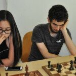 Deux joueurs du club, une jeune femme et un homme, en pleine partie en fin de saison.