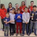 Jeunes du club posant avec coupes et trophées après les championnats jeunes de l'Essonne.