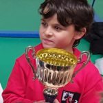 Un jeune joueur pose fièrement avec sa grande coupe dorée à l'étape du Grand Prix Jeunes Essonne 2019.
