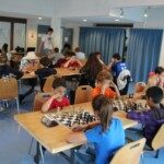 Jeunes joueurs attablés dans la salle de la compétition interdépartementale Loiret-Essonne.