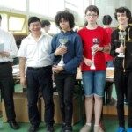 Les vainqueurs posent avec leurs trophées à la finale du Grand Prix des jeunes de l'Essonne.