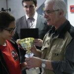 Une joueuse reçoit sa coupe des mains d'un organisateur lors du 20e Open rapide de Gif.